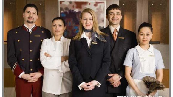 Trabajadores poblanos del sector turístico ganan en promedio 6,600 pesos al mes: INEGI