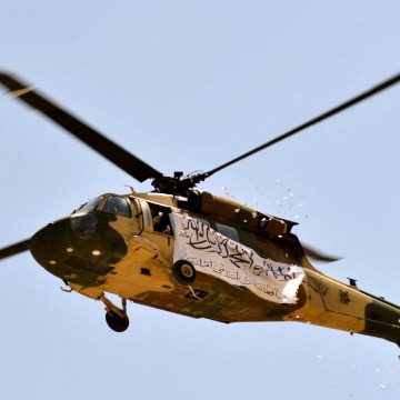 (VIDEO) Talibanes cuelgan de helicóptero a un hombre
