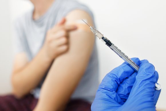 Tercera dosis de Pfizer para adultos mayores es autorizada por la FDA