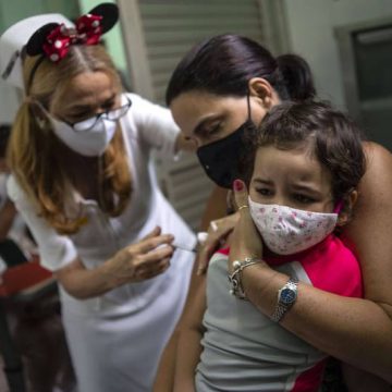 Infantes mayores de 2 años son vacunados en Cuba