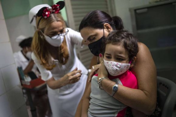 Infantes mayores de 2 años son vacunados en Cuba