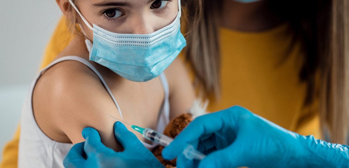 Anuncia López Gatell vacunación para menores en riesgo de salud