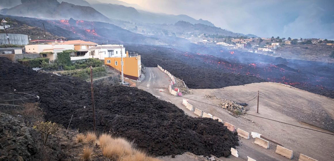 Frente de lava de varios metros de altura afecta a cerca de un centenar de viviendas en La Palma
