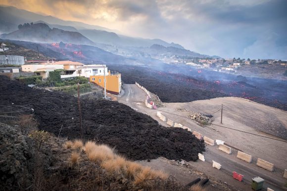 Frente de lava de varios metros de altura afecta a cerca de un centenar de viviendas en La Palma