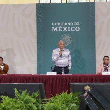 Pobladores afectados por el huracán burlaron seguridad e irrumpieron visita de López Obrador