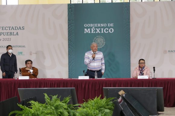 Pobladores afectados por el huracán burlaron seguridad e irrumpieron visita de López Obrador