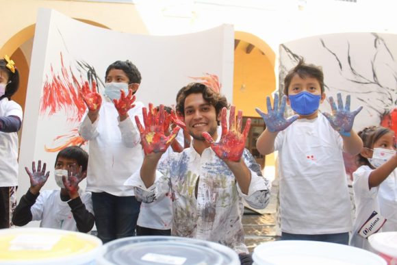 Inauguró muestra “Metamorfosis” el pintor Esteban Fuentes y niños en situación de calle en Puebla