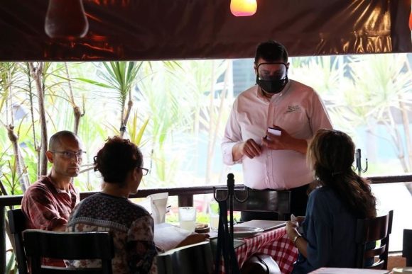 Solo un 10% de incremento reportan restauranteros en primer día de reapertura total
