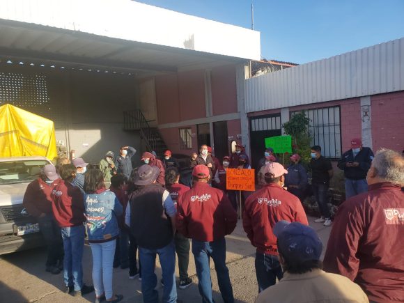 Sindicalizados estallan paro de labores en 26 dependencias contra Claudia Rivera en Puebla