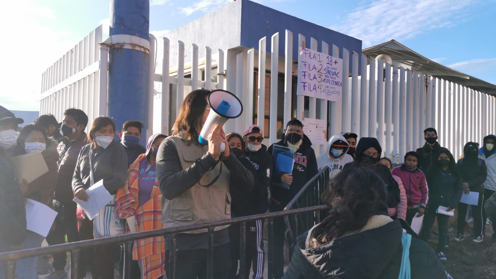 Largas filas y caos en vacunación de 18 y más en Puebla