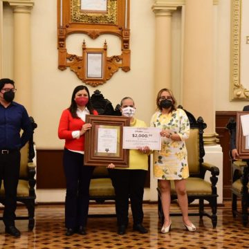 Ayuntamiento de Puebla galardona 17 docentes de la ciudad