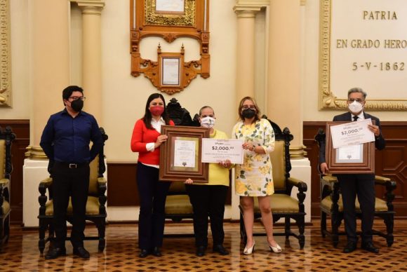 Ayuntamiento de Puebla galardona 17 docentes de la ciudad