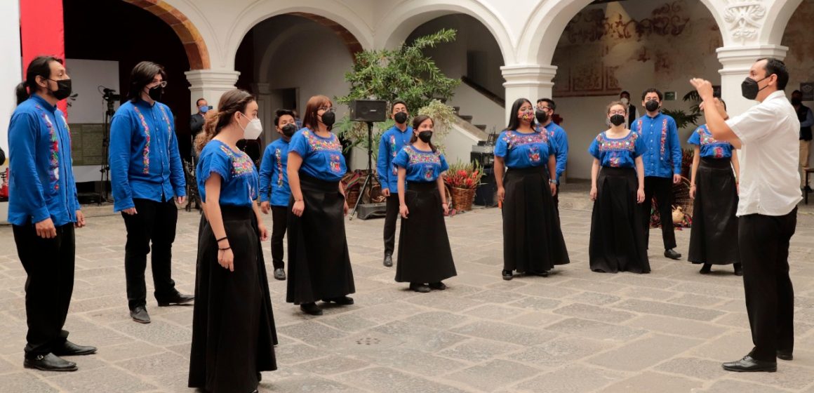 Coro Estudiantil Esperanza Azteca realizó actuación en Casa Aguayo