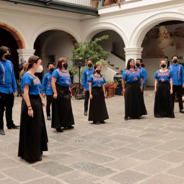 Coro Estudiantil Esperanza Azteca realizó actuación en Casa Aguayo