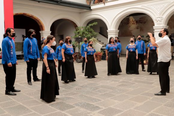 Coro Estudiantil Esperanza Azteca realizó actuación en Casa Aguayo