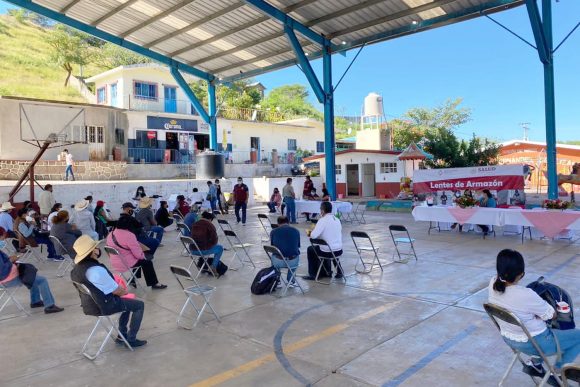 7876ccaa-14cf-407e-aaf4-cca5b434318b Entregan lentes SEDIF y Beneficencia Pública a habitantes de la Mixteca