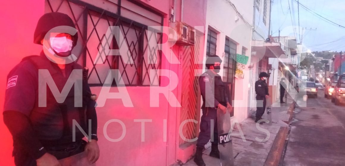 Clausura SMyST y Seguridad Pública Municipal base taxi “pirata” en Izúcar de Matamoros