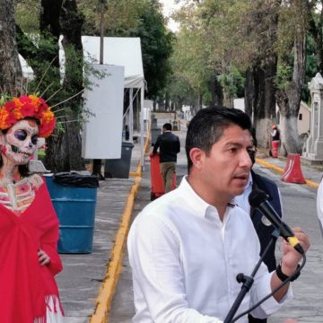 Presenta Eduardo Rivera protocolo y actividades en panteones para Día de Muertos