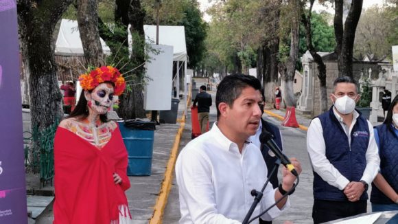 Presenta Eduardo Rivera protocolo y actividades en panteones para Día de Muertos