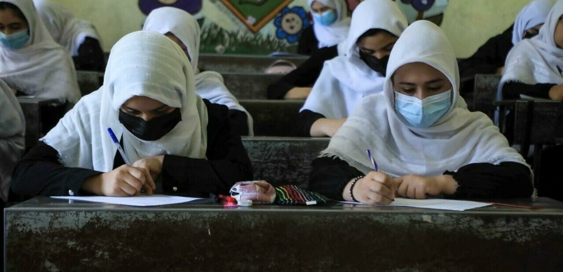 Prometen talibanes que niñas podrán regresar “pronto” a las escuelas