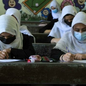 Prometen talibanes que niñas podrán regresar “pronto” a las escuelas