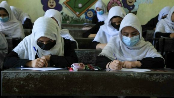 Prometen talibanes que niñas podrán regresar “pronto” a las escuelas