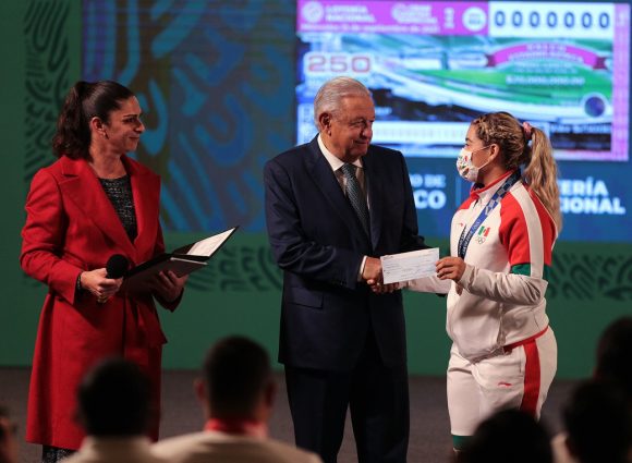AMLO entregó estímulos económicos a deportistas que participaron en Tokio 2020