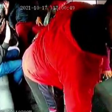 (VIDEO) Asaltante en Edomex golpea a mujer para quitarle sus pertenencias