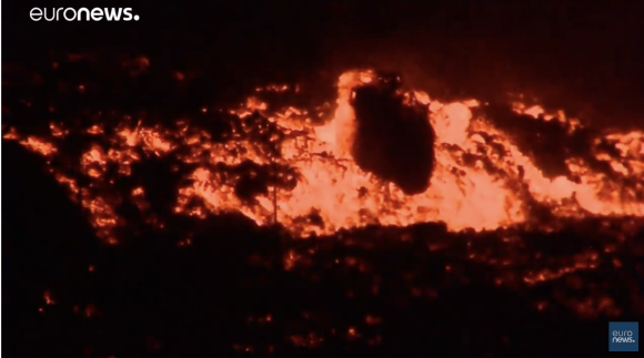Volcán de La Palma expulsa bloques del tamaño de una casa