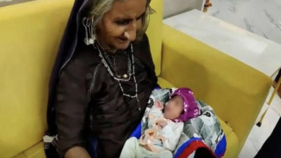 Mujer da a luz a su primer hijo a los 70 años