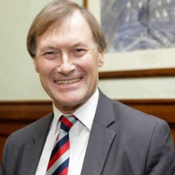 Muere apuñalado miembro del parlamento Británico