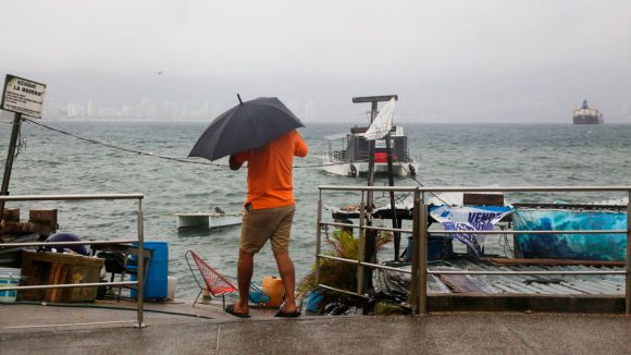 (VIDEO) Huracán Rick continúa su curso por Michoacán dejando intensas lluvias