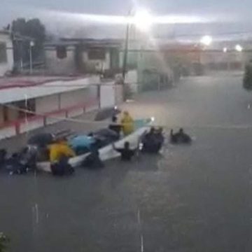 (VIDEO) Fuertes lluvias inundan Lerdo de Tejada en Veracruz; fueron evacuados en lanchas