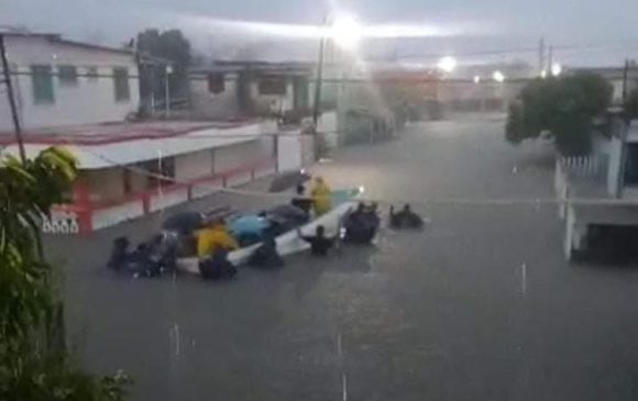 (VIDEO) Fuertes lluvias inundan Lerdo de Tejada en Veracruz; fueron evacuados en lanchas