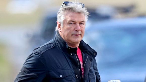 Alec Baldwin dice tener el corazón roto tras la tragedia en el rodaje de Rust