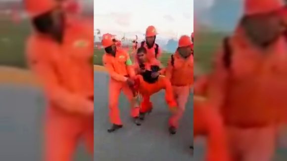 (VIDEO) Lanzan gas lacrimógeno a obreros de Dos Bocas que se manifestaban; piden pago de horas extras