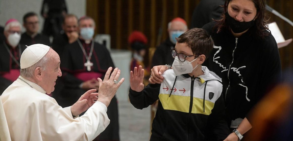 (VIDEO) Niño protagoniza audiencia general al querer el solideo del papa Francisco