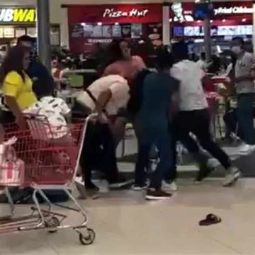 (VIDEO) Familias se pelean a golpes por una mesa en el centro comercial