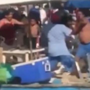 (VIDEO) Se desata Pelea entre turistas y comerciantes en Acapulco; no querían pagar