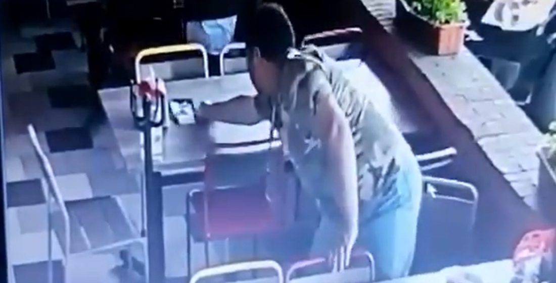 (VIDEO) Cliente en restaurante roba el dinero de la cuenta de a lado