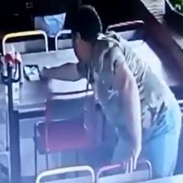 (VIDEO) Cliente en restaurante roba el dinero de la cuenta de a lado