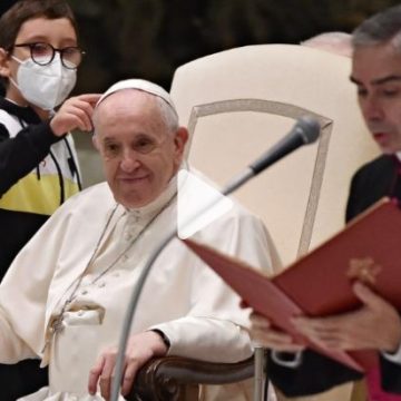Niño de 10 años se acerca al papa Francisco y le pide su gorro