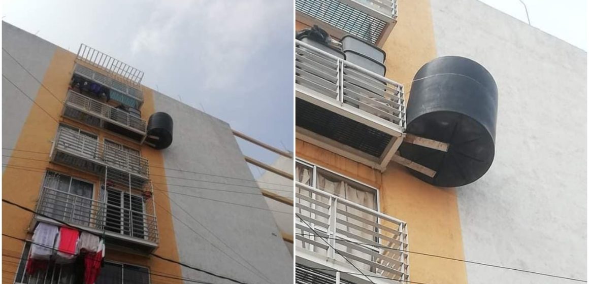 (FOTOS) Vecinos en CDMX cuelgan tinaco en balcón del 5to piso