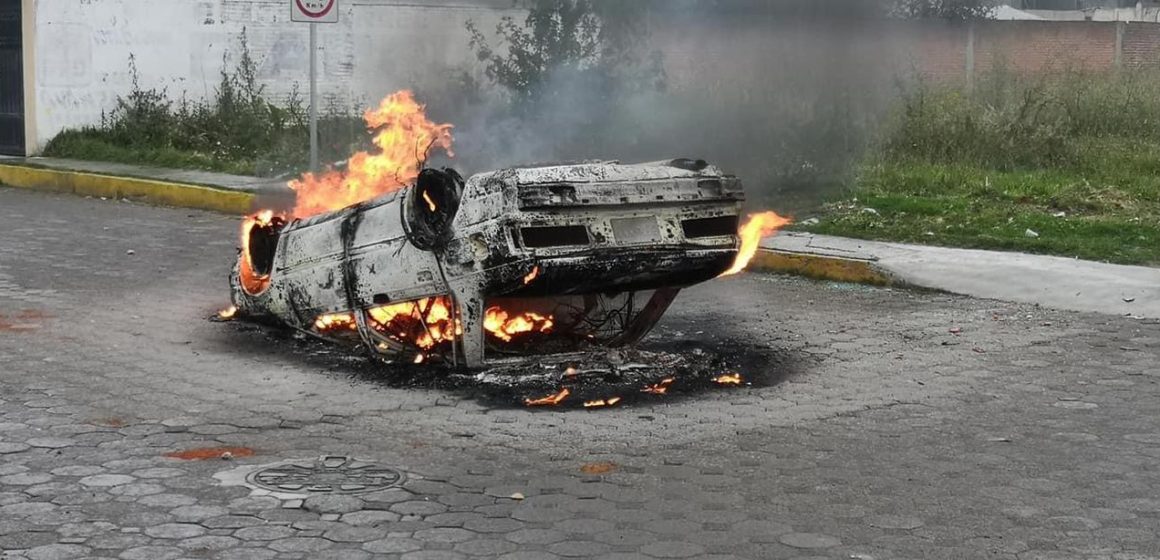 Alcalde de Xicohtzinco balea a su cuñado, el pueblo quema vehículo