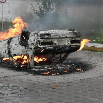 Alcalde de Xicohtzinco balea a su cuñado, el pueblo quema vehículo
