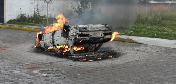 Alcalde de Xicohtzinco balea a su cuñado, el pueblo quema vehículo