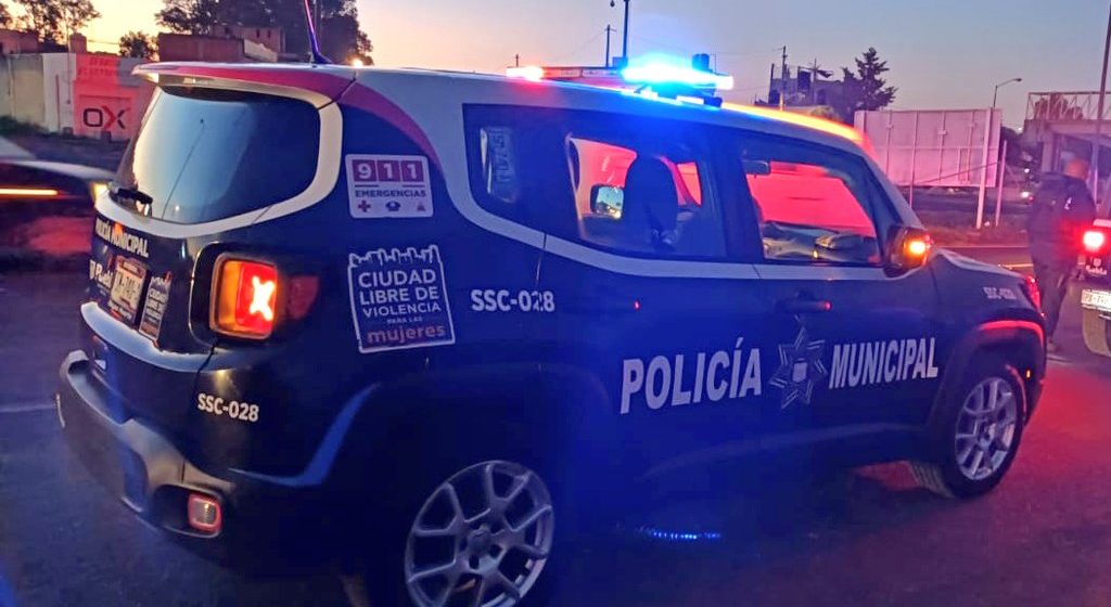 Rescatan a bebé abandonado dentro de un vehículo en Central de Abasto