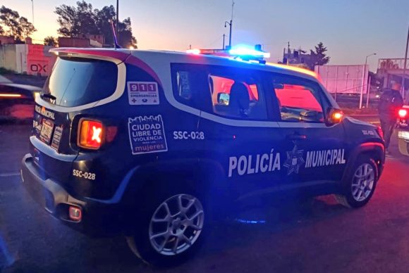 Rescatan a bebé abandonado dentro de un vehículo en Central de Abasto