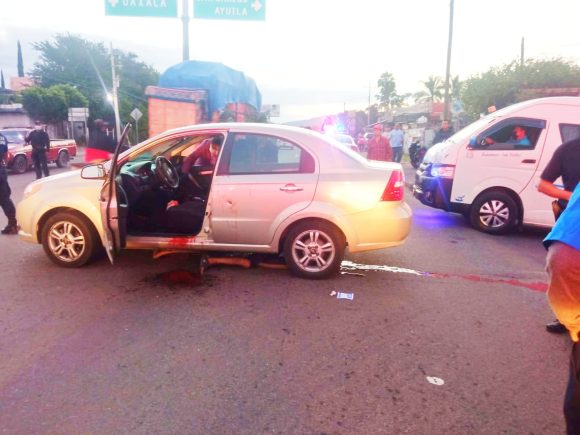Atacan a balazos a conductor y en su escape atropella y priva de la vida a ciclista en Izúcar
