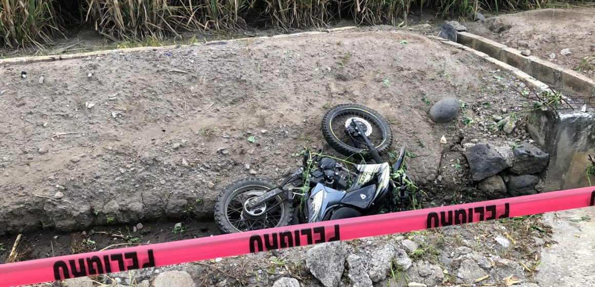 Muere motociclista en la curva de la “S” entre Izúcar y Matzaco